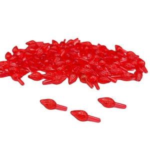 Może przedstawiać: Stosik 50 czerwonych plastikowych żarówek choinkowych. Żarówki mają kształt płomienia i idealnie nadają się do dodania świątecznego charakteru do dekoracji świątecznych.