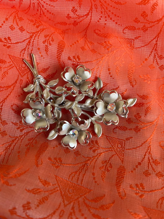 Broche Vintage Panier De Fleurs En Perles De Verre Et Métal Doré - Bijou Ancien, Référence D6