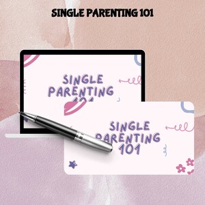 Puede incluir: Una pantalla de computadora portátil y una tarjeta con un fondo rosa y morado y el texto "SINGLE PARENTING 101" en una fuente estilizada. La pantalla de la computadora portátil también tiene el mismo texto y un fondo rosa y morado.