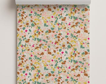 Papel adhesivo Terrazzo Confetti, rosa neutro y verde azulado.