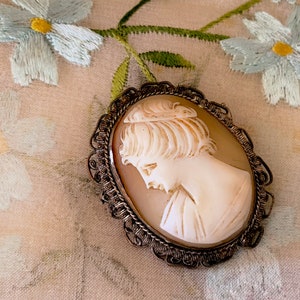 Vintage Hand Carved Shell Cameo Pendant / Pin