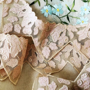 Wonderful Ecru & Pink Vintage Embroidered Roses - Net Lace - Scalloped Lace