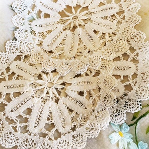 Beautiful Fine Vintage Handmade Bobbin Lace Doily