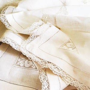 Vintage Lace Trimmed Tablecloth - Pretty Cameos, Roses & Butterflies - Bobbin Lace