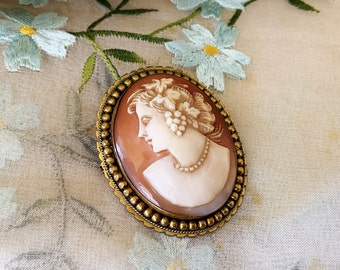 Vintage Hand Carved Shell Cameo Pendant / Pin