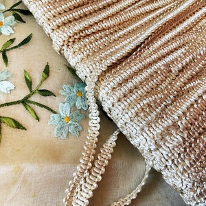 Linda trança / acabamento vintage brilhante marfim - Soft Floppy - Artesanato Casa de bonecas Trajes Cortinas Almofadas Abajures Pequena escala Passementerie