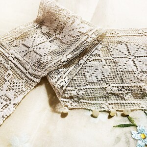 Very Fine Ladies Handmade, Hand Knotted, Hand Darned Natural Linen Filet Lace Collar - 8 Tiny Mother Of Pearl Buttons