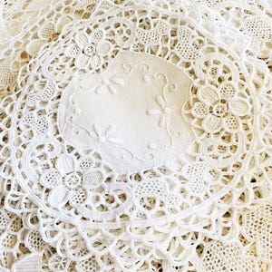 White Vintage Handmade Lace & Linen Doily - Needle Lace - Hand Embroidery