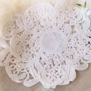 Pretty Handmade Linen Bobbin Lace - Vintage Linen Doily / Appliqué
