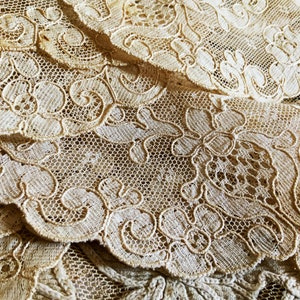 Pretty Shabby Chic French Vintage Ecru Alencon Lace Doily / Dressing-table Mat