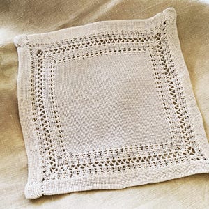 Handmade NeedleWork Vintage Linen Doily / Table Mat - Good Hand