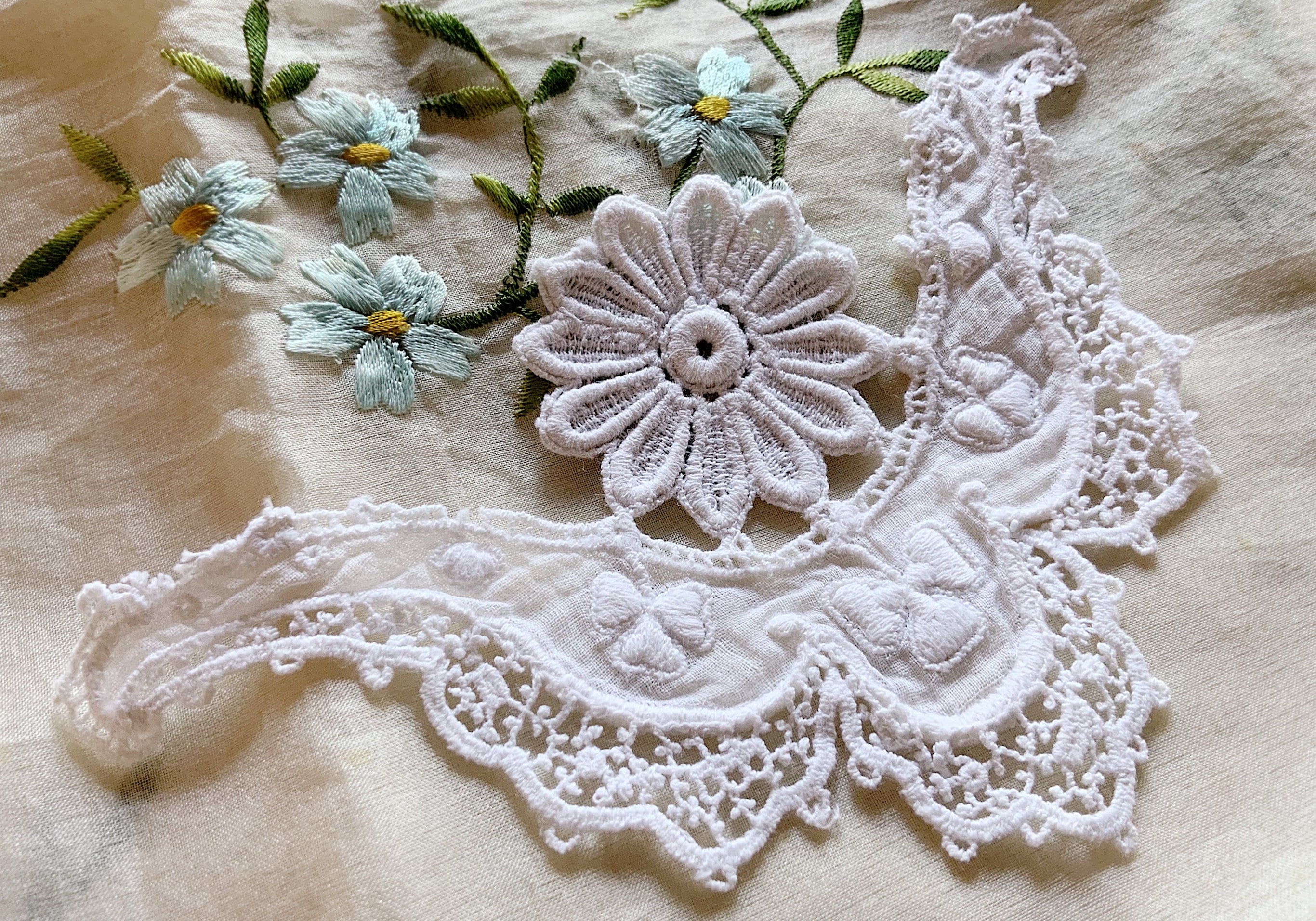 豪華な白い重厚な刺繍のシフリレース - 大胆で密度の高いアップリケ