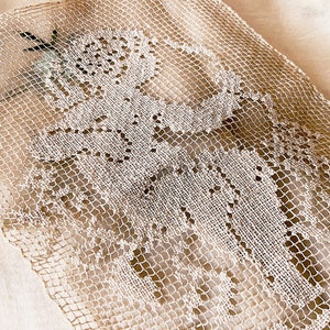 Pretty Vintage Handmade Hand Knotted Natural Linen Figural Filet Lace - Cherub - Hand Darned Embroidery - Craft