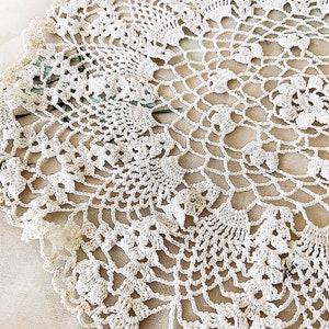 Pretty Vintage Handmade Hand Crocheted Ivory Cream Lace Doily / Mat image 2