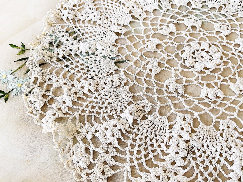 Pretty Vintage Handmade Hand Crocheted Ivory Cream Lace Doily / Mat image 2