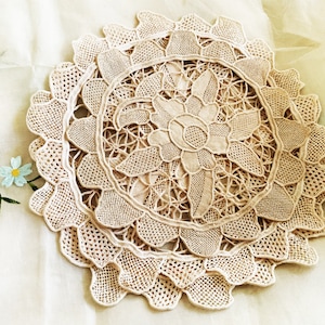 Pretty Handmade NeedleLace Doily / Mat / Appliqué
