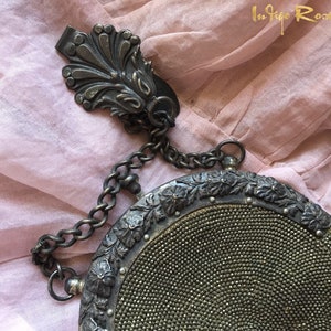 BOLSO DE MANO ANTIGUO BOLSO de cuero de ante genuino hecho a mano con cuentas Mango de cadena de Kisslock decorativo redondo Monedero manchado envejecido desgastado viejo