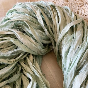 3 yardas de seda sari vintage en tonos espuma de mar menta - Tiras de cinta reciclada abigarradas - Cinta bordada para muñecas, sombreros, joyas, regalos, decoración