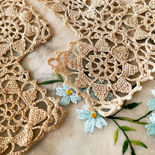 Hand Crochet Ecru Lace Appliqué / Motive - Patchwork Craft