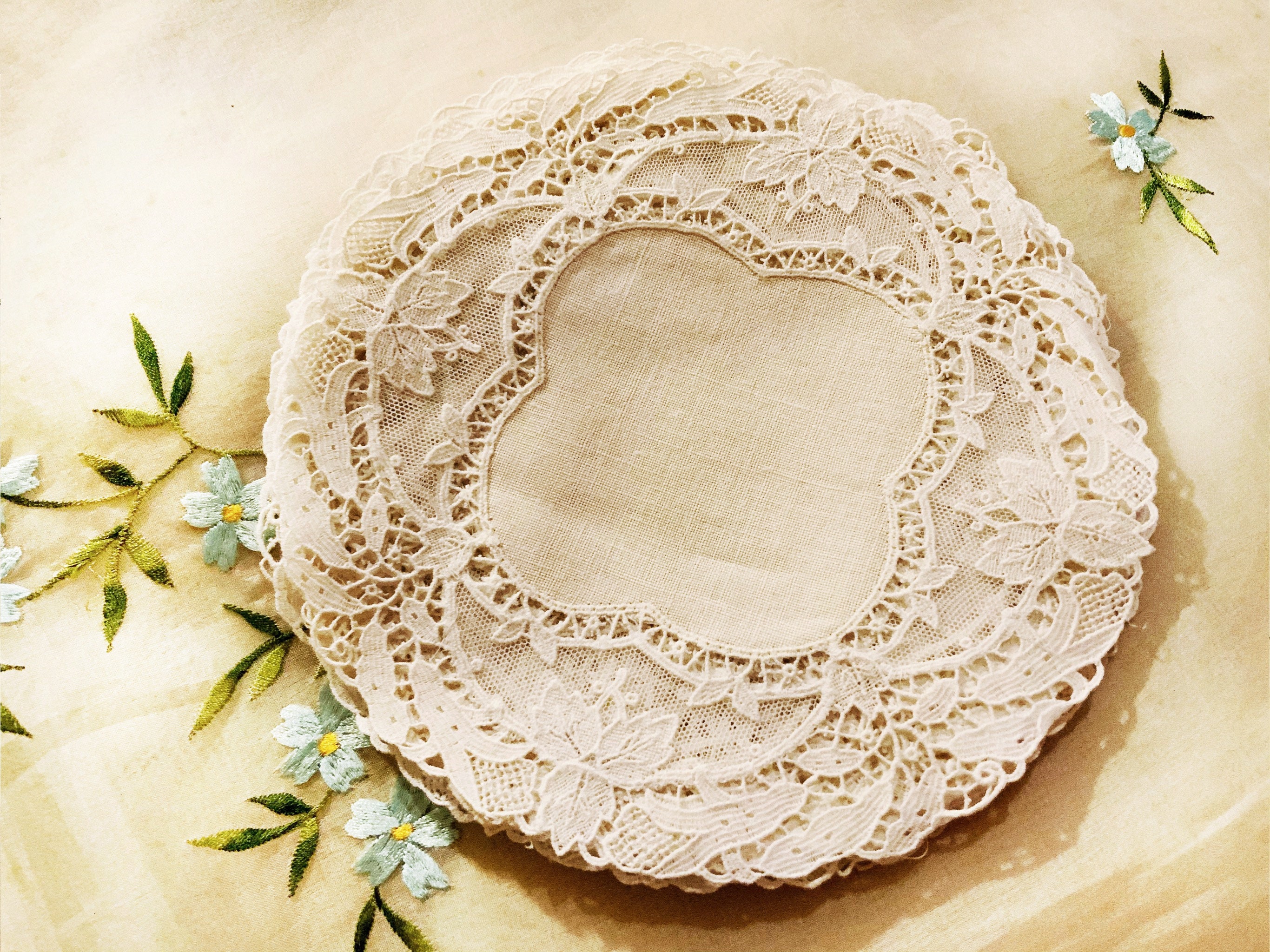 Doilies Home Décor Dressing table Mat Fine Linen Centre Pretty Vintage