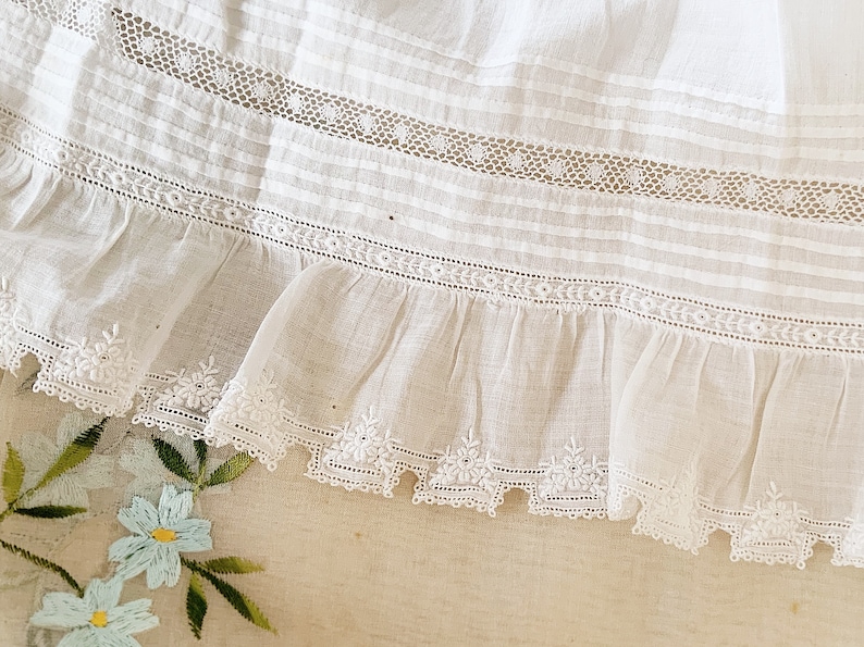 Hand Embroidered Vintage Anglaise Lace Ruffle With Handmade Pin Tucks & Valenciennes Lace Salvage Craft Dolls Bloomers Petticoats zdjęcie 3