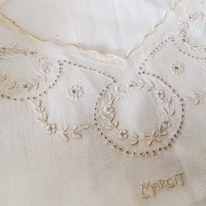 Partie avant brodée à la main d&#39;une nuisette en lin français antique - Fait main - « Margit » vintage Récupération - Réutiliser Recycler Réutiliser