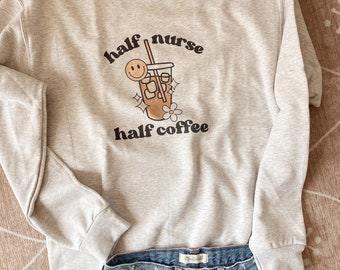 Sudadera mitad enfermera mitad café - camisa de enfermera - regalo de enfermera - camisa de gran tamaño - enfermera registrada - camisa de estudiante de enfermería - sudadera RN
