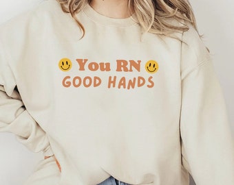 Usted RN Good Hands Sudadera - Camisa de enfermera - Regalo de enfermera - Camisa de gran tamaño - Enfermera registrada - Camisa de estudiante de enfermería - Sudadera RN