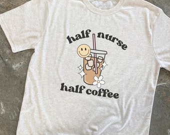 Half Nurse Half Coffee Tee - Camisa de enfermera - Regalo de enfermera - Camisa de gran tamaño - Enfermera registrada - Camisa de estudiante de enfermería - Camiseta RN