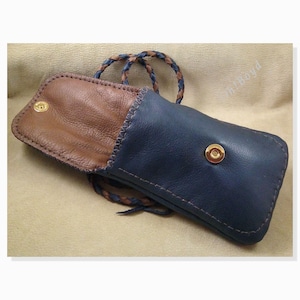 Bolso bandolera de piel, azul marino y marrón, protección para smartphone grande con espacio para objetos esenciales, costura a mano y correa trenzada