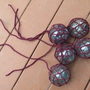 Vintage Japanese BLOWN Glass FLOATS Blue-Green Aqua 3.5&quot; Lot of 5 Maroon Wine NETTED Long-String Ocean Rope Fishing Tiki Decor