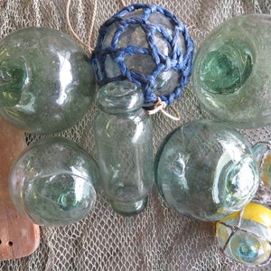 Odd-Ball Japonês Flutuadores (9) Vidro/Madeira Antigo CADA Bolhas ÚNICAS Inclusão Redemoinhos Vitrificados Água Off-Round Dentro Fita Tamanhos Mistos + Rede