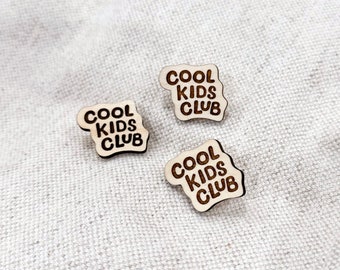 Juego de pins de madera grabados "Kids Club"