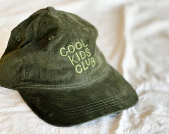Sombrero de pana verde oliva bordado Kids Club