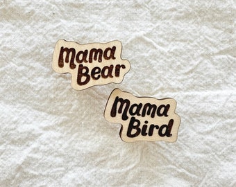 Broche de madera de mamá osa y pájaro – Accesorio grabado para mamás animales