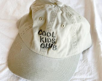 Gorra de sarga caqui bordada de Kids Club
