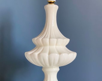 Pagoda Casa Pupo ceramic Lamp, Manises, white glaze. Midcentury vintage 50s-60s.