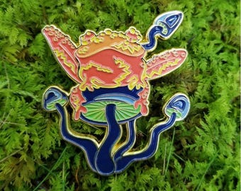 Pad op een paddestoelspeld | Emaille pinnen | Paddenstoelspelden | Kikkerspelden | Emaille pin natuur | Broches, knopen, badges voor tassen Hoeden Rugzakken