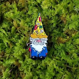 Könnte beinhalten: Ein blauer und weißer Zwerg mit weißem Bart und einem pizzaförmigen Hut. Der Hut ist gelb mit roten, grünen und weißen Belägen.