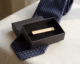 Prendedor de gravata em formato de nota musical