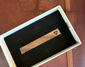 Pasador de corbata artesanal de madera de nogal con gemas grabadas: un elegante accesorio para hombre.