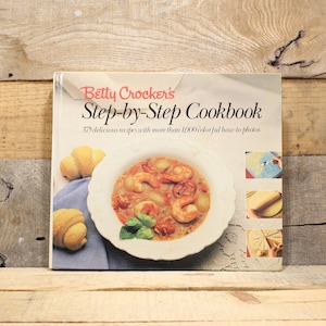 Cookbook - Betty Crocker&#39;s Step-by-Step Cookbook, hardcover with over 375 recipes, 1988 First Prentice print
