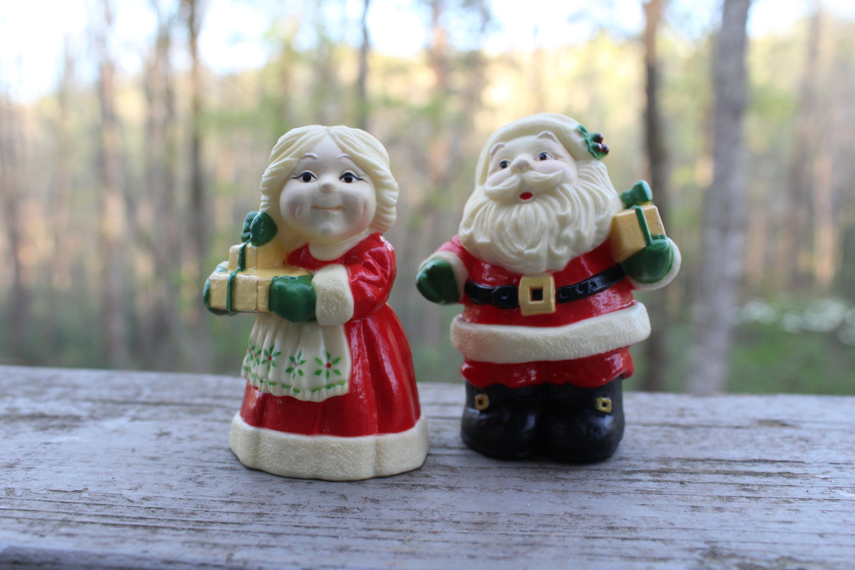 Santa and Mrs. Claus, Hallmark Cards Salt and Pepper shakers, Plastic shakers, Christmas Holiday Table decor, Great collector items