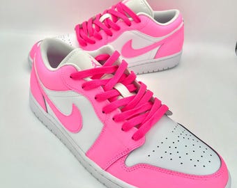 Zapatillas Jordan rosas pintadas a mano, un regalo personalizado.