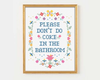 Puede incluir: Un bordado de punto de cruz enmarcado con un borde floral y el texto "PLEASE DON'T DO COKE IN THE BATHROOM".