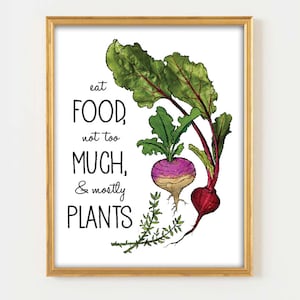Op de afbeelding: Een witte achtergrond met een gouden lijst om een afdruk van een raap, biet en tijm met de tekst "eat FOOD, not too MUCH, & mostly PLANTS".