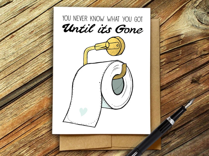 Puede incluir: Una tarjeta blanca con una ilustraci&oacute;n en blanco y negro de un rollo de papel higi&eacute;nico en un soporte. La tarjeta tiene el texto "You never know what you got until it's gone".