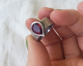 silver ring with pear shaped garnet stone setting,