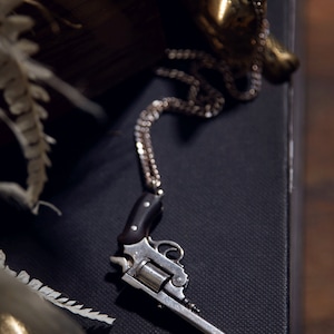 Revolver western con tamburo e cane mobili, impugnatura in corno di bufalo nero. Argento sterling.