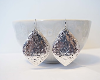 Gehamerde zilveren hangeroorbellen